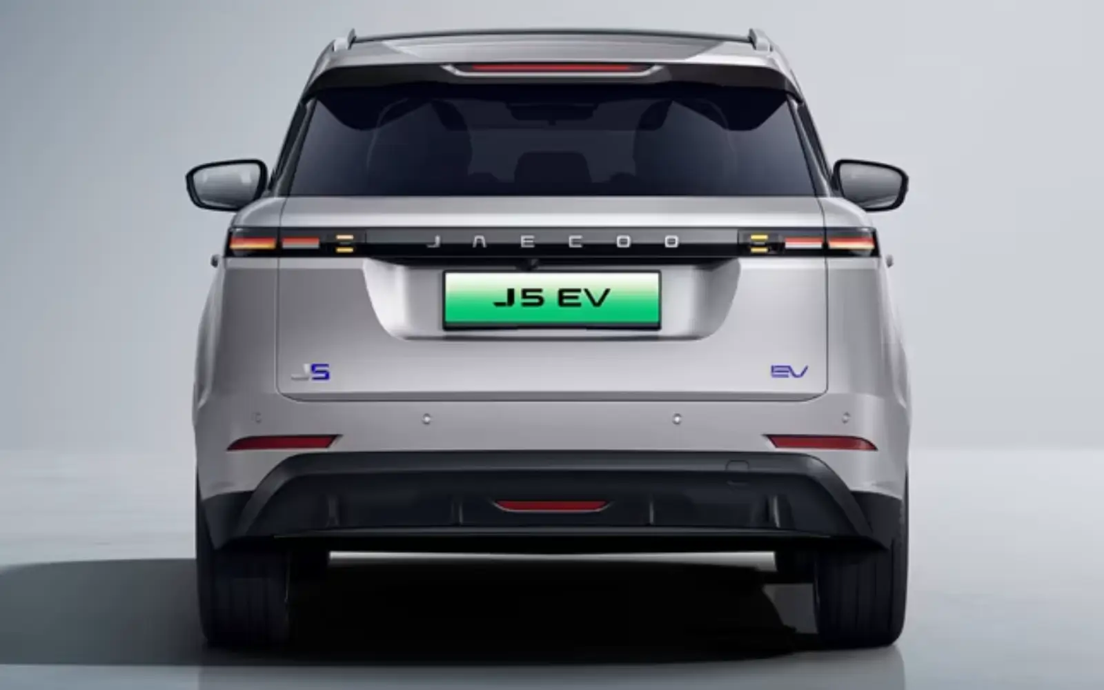Desain belakang modern dengan LED taillight dan Power Taigate.
