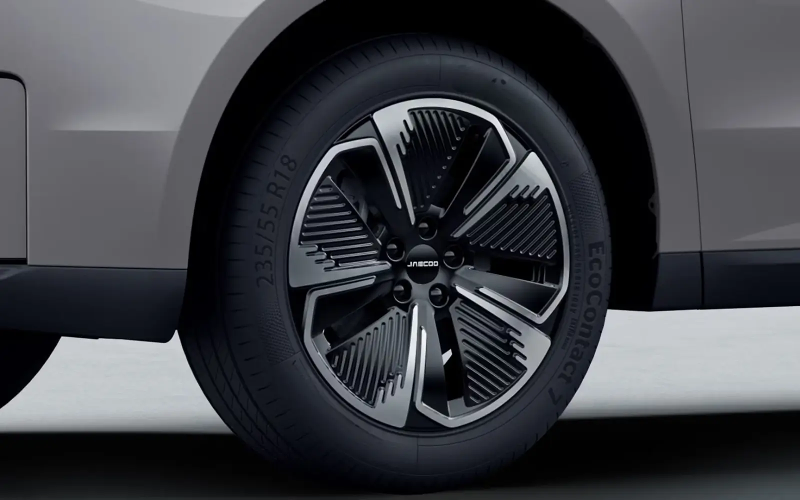 Velg 18 inci dengan desain aerodinamis.