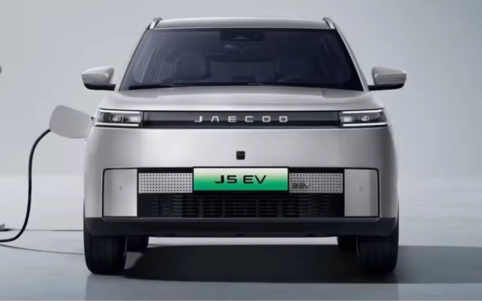 Desain depan modern dengan grille tertutup khas J5 EV.